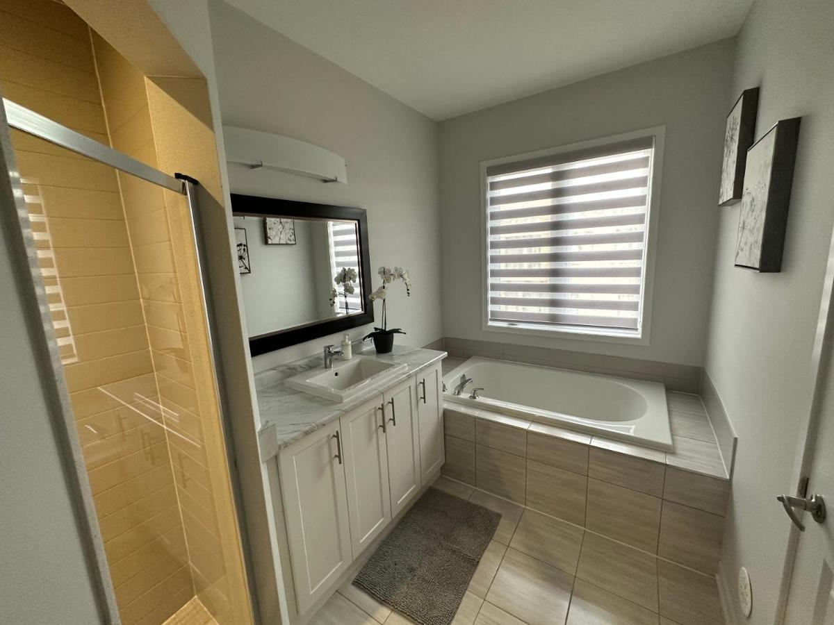Modern Townhouse, Vaughan, Ontario, Canada Экстерьер фото